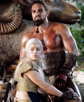 A picture of Emilia Clarke and Jason Momoa in GOT.